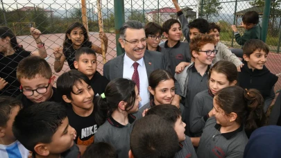 Başkan Genç, Yomra'da okul futbol sahasını yenileme müjdesi verdi