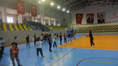 Arhavi'de İlkokul Öğrencilerine Badminton Eğitimi Yoğun İlgiyle Devam Ediyor