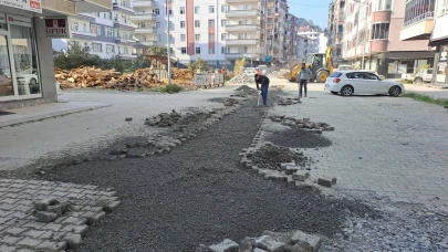 Arhavi'de doğalgaz sonrası yol onarımları hız kesmeden sürüyor