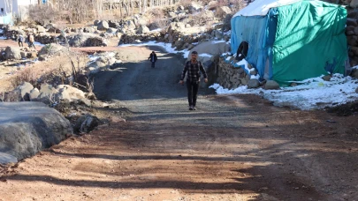 Çat Belediyesi Çimenözü Mahallesi'ndeki yol çalışmalarını yerinde inceledi