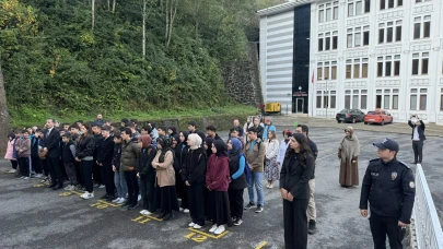 Kezban Yerlikaya, Şalpazarı'ndaki okul ziyaretinde öğrencilerle buluştu ve taleplerini dinledi