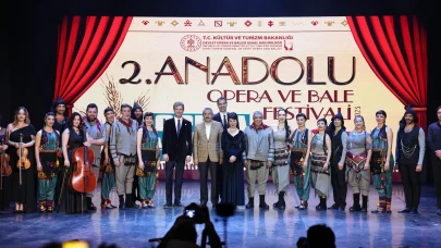 Rize'de 2. Anadolu Opera ve Bale Festivali'nde Folklorama izleyicileri büyüledi