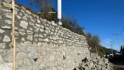 Akçaabat'ta Mahalle Yollarında Temizlik ve Bakım Çalışmaları Devam Ediyor