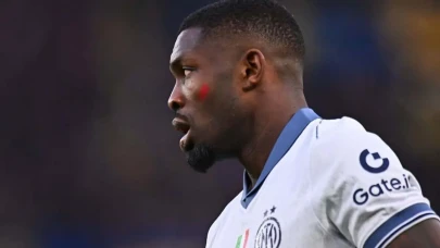 İtalya Serie A'da futbolcular Şiddete Kırmızı Kart diyerek kadına yönelik şiddete dikkat çekiyor