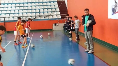 Hopa'da gençler futbol antrenmanlarıyla spor tutkusunu keşfediyor