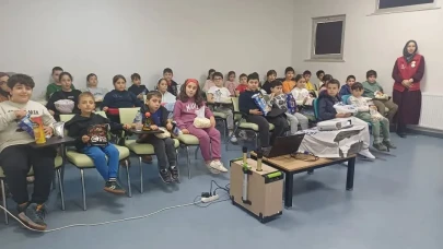 Hopa'da Gençler Film Etkinliğinde Bir Araya Gelerek Keyifli Anlar Yaşadı