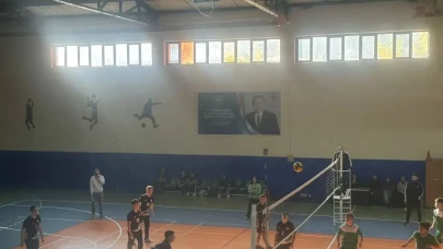 Borçka'da Voleybol Genç Erkekler İlçe Birinciliği'nde Anadolu Lisesi 3-0'la galip geldi