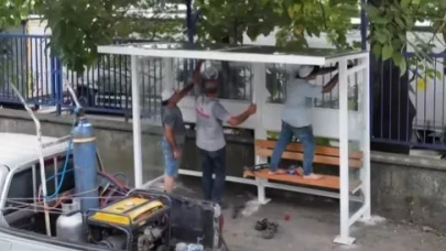 Hopa Belediyesi, vatandaşlar için modern durak yenileme çalışmalarını sürdürüyor