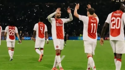 Ajax Hangi Ülkenin Takımı? Kadro Değeri ve Ligdeki Durumu Hollanda'nın ünlü futbol kulübü Ajax, Avrupa'nın tarih kokan takımlarından biri olarak dikkat çekiyor. Kulübün güncel kadro değeri ise yaklaşık olarak 300 milyon Euro civarında seyrediyor. Ajax, kendi liginde, Eredivisie'de ise önemli bir rekabetin içinde yer alarak şu anda liderlik mücadelesi vermekte.