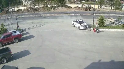 Artvin'de Akaryakıt İstasyonunda Çalışan İşçiye Kamyonetle Çarpıldı