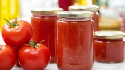 Kış Aylarına Hazırlık: Pratik Domates Konservesi Nasıl Yapılır?