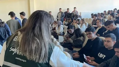 Rize Yeşilay Şubesi, “Bağımsız Yarınlar, Güçlü Nesiller” Konferansında Farkındalık Çalışması Yürüttü