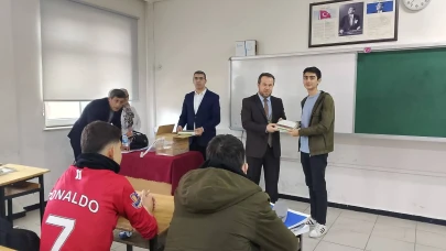 Dersimi Seçiyorum, Kur’anımı Alıyorum Projesi Kapsamında Öğrencilere Kur’an-ı Kerim Dağıtıldı