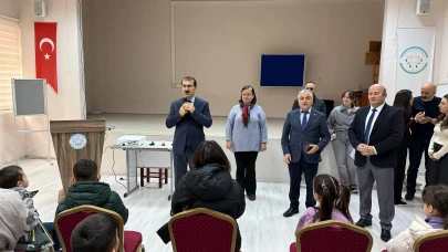 Artvin İl Müdürü Acar, BİLSEM sınavında öğrencilere moral verdi