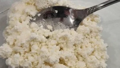 Süzme peynirini bal ile önceden karıştırırsanız ne olur: birçok kişinin yaptığı bir hata