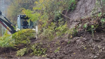 Şalpazarı'nda heyelana hızlı müdahale, yol güvenliği için çalışmalar sürüyor