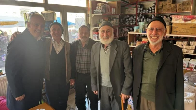 Borçka Cuma Pazarı'nda Başkan Orhan'dan esnafa moral ziyareti