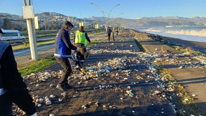 Trabzon'da fırtına sonrası Ayasofya sahilinde temizlik seferberliği başlatıldı