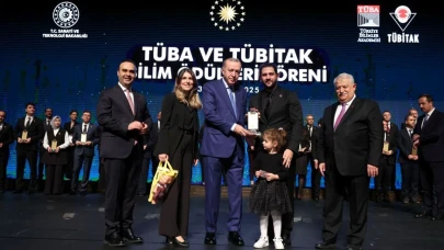 Rizeli Bilim İnsanı Türkiye’nin “Nobel”i sayılan ödülü Cumhurbaşkanı Erdoğan’dan aldı