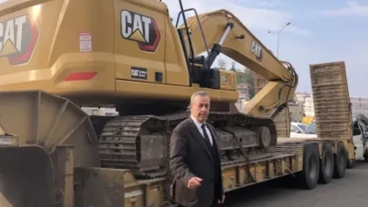 Pazar Belediyesi’ne Hemşehri Desteği: İş Makinesi Teslim Alındı