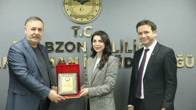 Yasemin Demir, Tarım Bakanlığı'na atanarak Trabzon'dan ayrıldı, plaketle uğurlandı