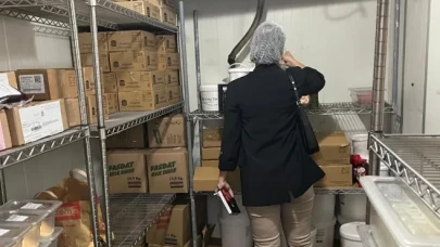 Trabzon'da gıda güvenliği denetimlerinde tarihi geçmiş ürünler imha edildi