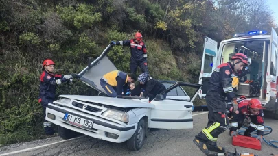 Akçaabat'ta kaya düşmesi sonucu 5 kişi yaralandı, itfaiye ekipleri anında müdahale etti