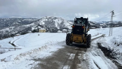Beşikdüzü'nde karla mücadele ve altyapı çalışmaları aralıksız devam ediyor