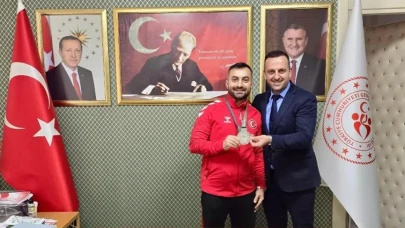 Arhavi’li Milli Sporcu Fatih Çiçek’e İl Müdürlüğünde Tebrik Ziyareti