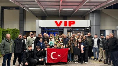 U17 Avrupa Boks Şampiyonası'nda Bronz Madalya Kazanan Sporcular Coşkuyla Karşılandı