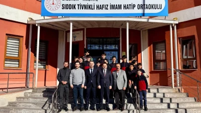 Başkan Uçar, Hafız İmam Hatip Ortaokulu'nda gençlerle kariyer sohbeti yaptı