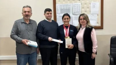 Rizeli genç yüzücü Özsevgeç, dört branşta il birinciliği elde etti!