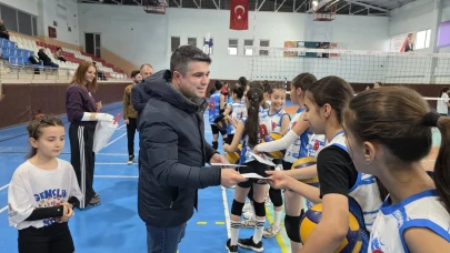Erzurum'da Voleybol Şampiyonu Genç Sporculara Moral Ziyareti