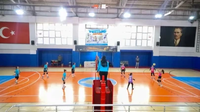 Voleybol Küçükler Kız Birinciliği Başladı, İlk Gün Heyecan Dolu Mücadelelere Sahne Oldu