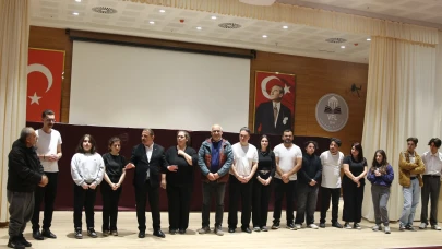 Vakfıkebir'de 'Sanal Alem Bir Alem' Tiyatro Oyunu Büyük İlgi Gördü