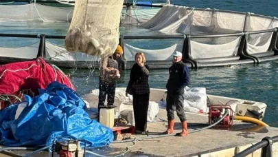 AK Parti Kadın Kolları Ardanuç'ta Su Ürünleri İşletmesini Ziyaret Etti