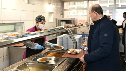 KTÜ Rektörü Çuvalcı, personel yemekhanelerinde çalışanlarla buluştu, talepleri dinledi