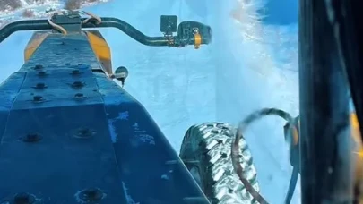 Karayazı'da karla mücadele çalışmaları 7/24 devam ediyor, sürücülere uyarılar yapıldı