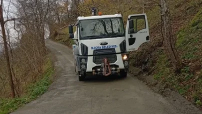 Maçka Belediyesi'nden Akmescit Mahallesi'ne Konforlu Kuru Beton Yol Çalışması