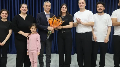 Yomra'da Sahnelendi: 'Sanal Âlem Bir Âlem' Tiyatro Oyunu İzleyicilere Keyifli Anlar Sunuyor