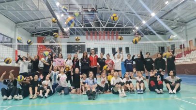 Erzurum'da Yakutiye Spor Salonu, genç voleybolculara umut vaad ediyor