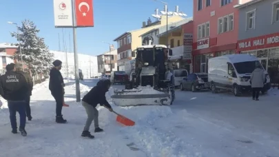 Çat'ta Kar Temizleme Çalışmaları Hız Kesmeden Devam Ediyor