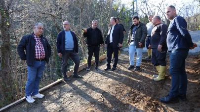 Arhavi'de yol betonlama çalışmaları sürüyor, Başkan Ataselim vatandaşlarla buluştu
