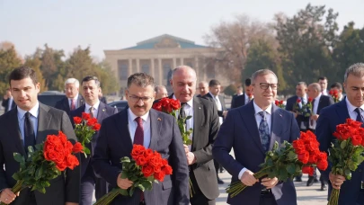 Azerbaycan'ın ulusal lideri Haydar Aliyev'e saygı duruşu gerçekleşti
