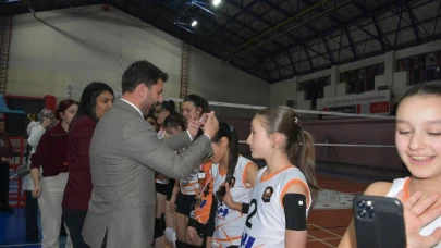 Efece Spor, Erzurum'daki Küçük Kızlar Voleybol Turnuvası'nda şampiyon oldu