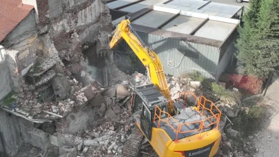 Gölcük'te Riskli Yapılar İmha Ediliyor: Güvenli Bir Gelecek İçin Adımlar Atılıyor