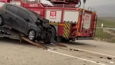 Muş-Varto yolunda iki araç kafa kafaya çarpıştı