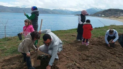 Tatvan’da badem fidanları toprakla buluştu
