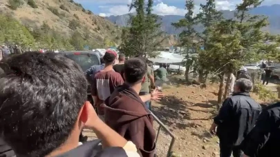 Yusufeli boğa güreşlerinde korku dolu anlar: İki boğa seyircilerin arasına dalıp panik yarattı!