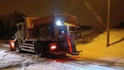 Bayburt'ta kar yağışı sonrası temizlik çalışmaları hızla başladı, başkan güvenlik önlemlerine vurgu yaptı.